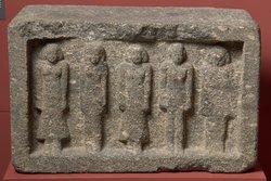 Nischenblock mit fünf Figuren