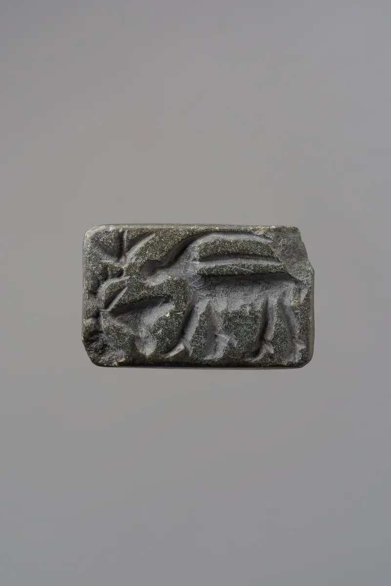 Giebelförmiger Stempel mit Antilope