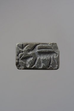 Giebelförmiger Stempel mit Antilope