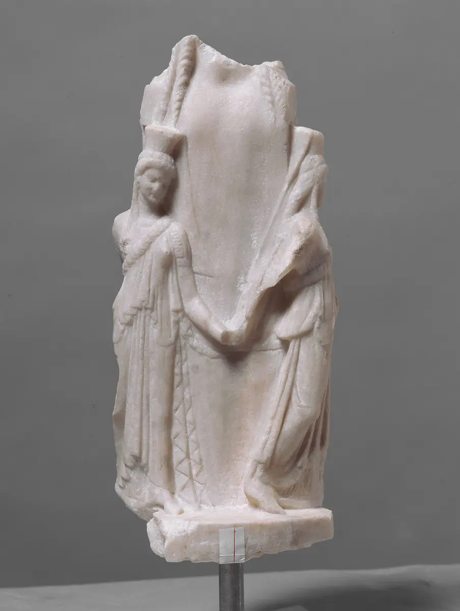 Hekataion: Dreigestaltige Hekate mit Chariten