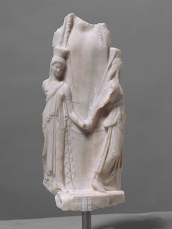 Hekataion: Dreigestaltige Hekate mit Chariten
