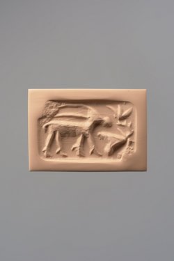 Giebelförmiger Stempel mit Antilope