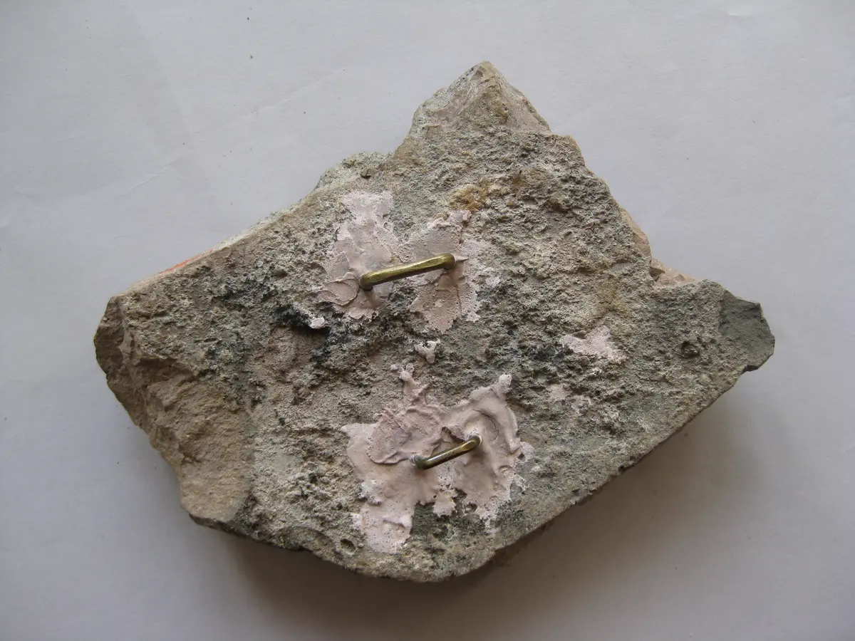 Fragment aus der Mitte einer Aufsatzplatte(?): Weibliche Figur zwischen Spiralbändern