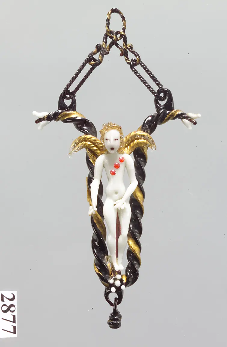 Nackte geflügelte Figur