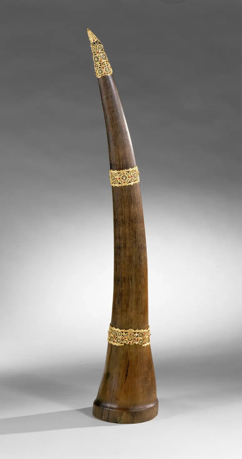 Rhinozeroshorn mit Goldfiligranfassung