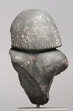 Fragmentierte Büste der Statuette eines Mannes
