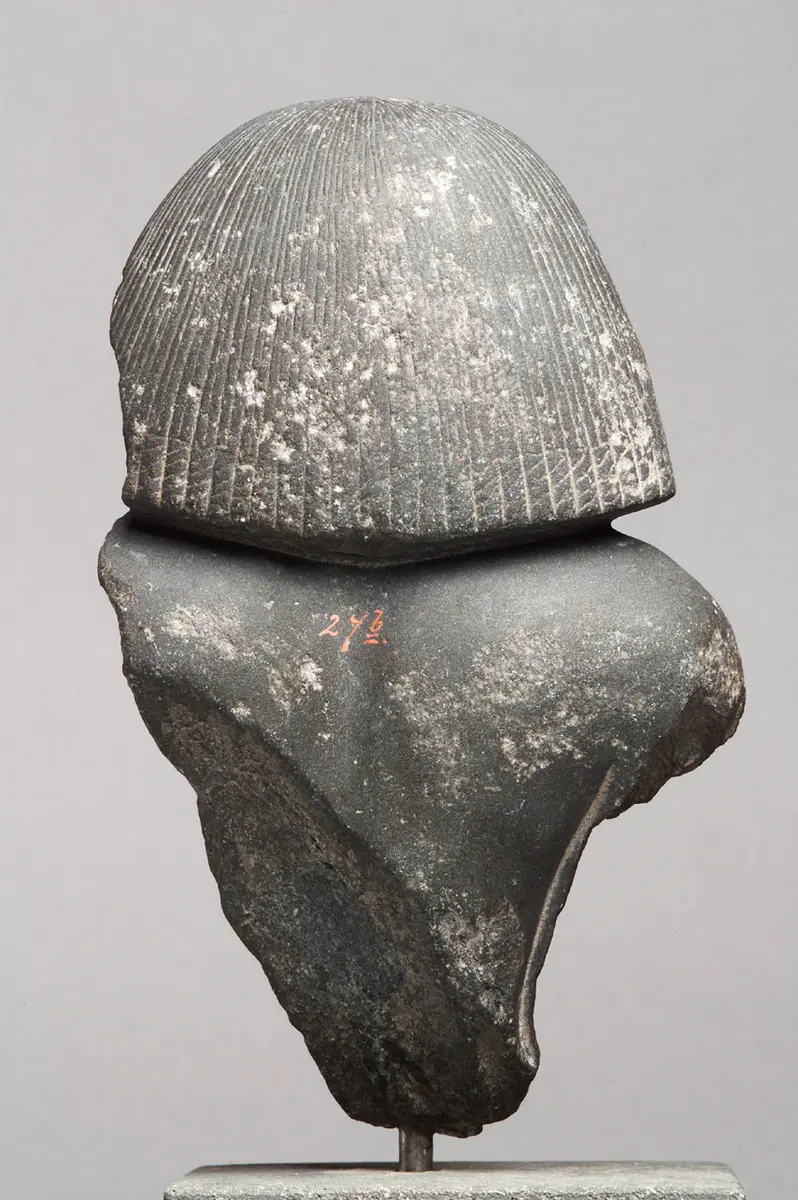 Fragmentierte Büste der Statuette eines Mannes