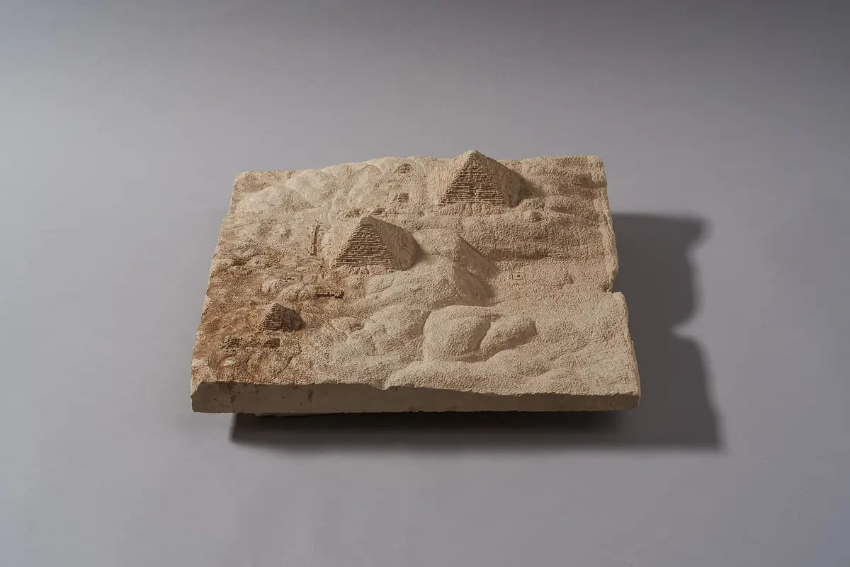 Modell des Giza-Plateaus mit Pyramiden