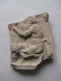 Fragment einer Aufsatzplatte: Wein lesender Silen