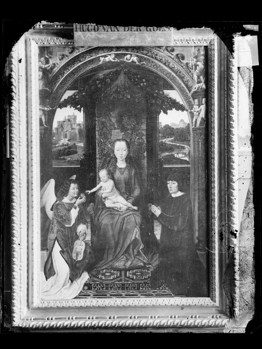 Mitteltafel des Johannesaltärchens: Thronende Maria mit dem Kind, Engel und unbekannter Stifter