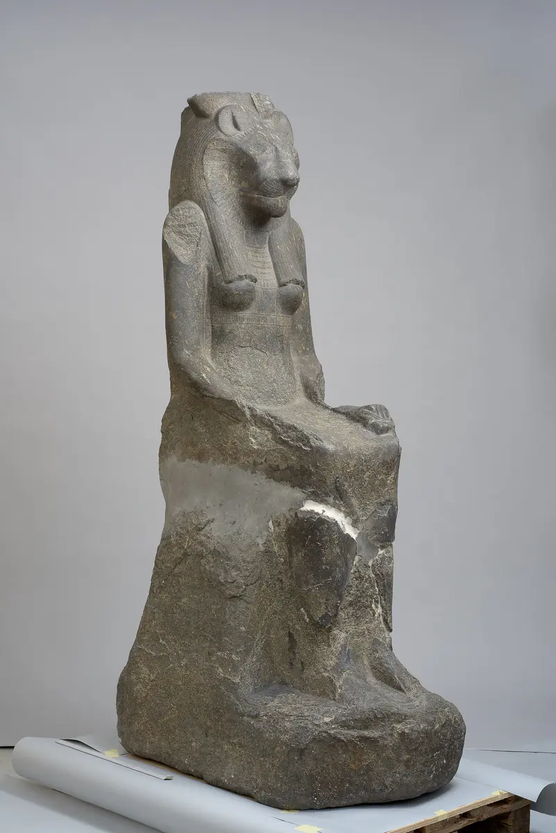 Sitzstatue der Göttin Sachmet