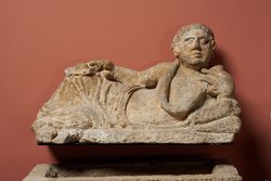 Deckel einer Aschenurne: Gelagerter Mann