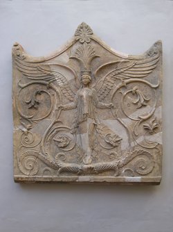 Aufsatzplatte: Flügelfrau in Ranken