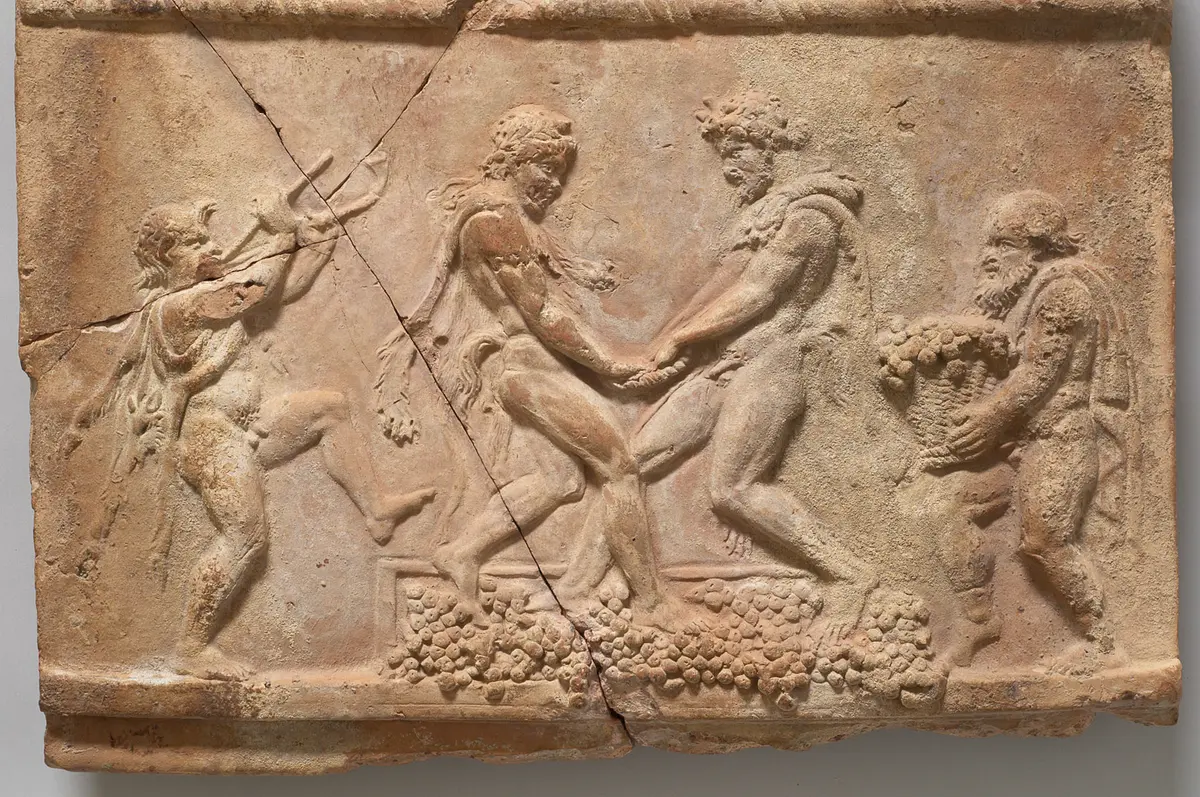Aufsatzplatte: Zwei kelternde Satyrn, jugendlicher Satyr mit Doppelflöte, Silen mit Korb