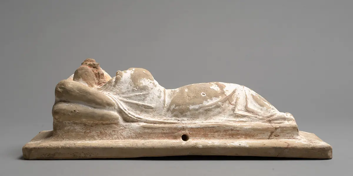 Deckel einer Aschenkiste: Liegender Jüngling [zu Aschenkiste Inv.-Nr. V 2996]