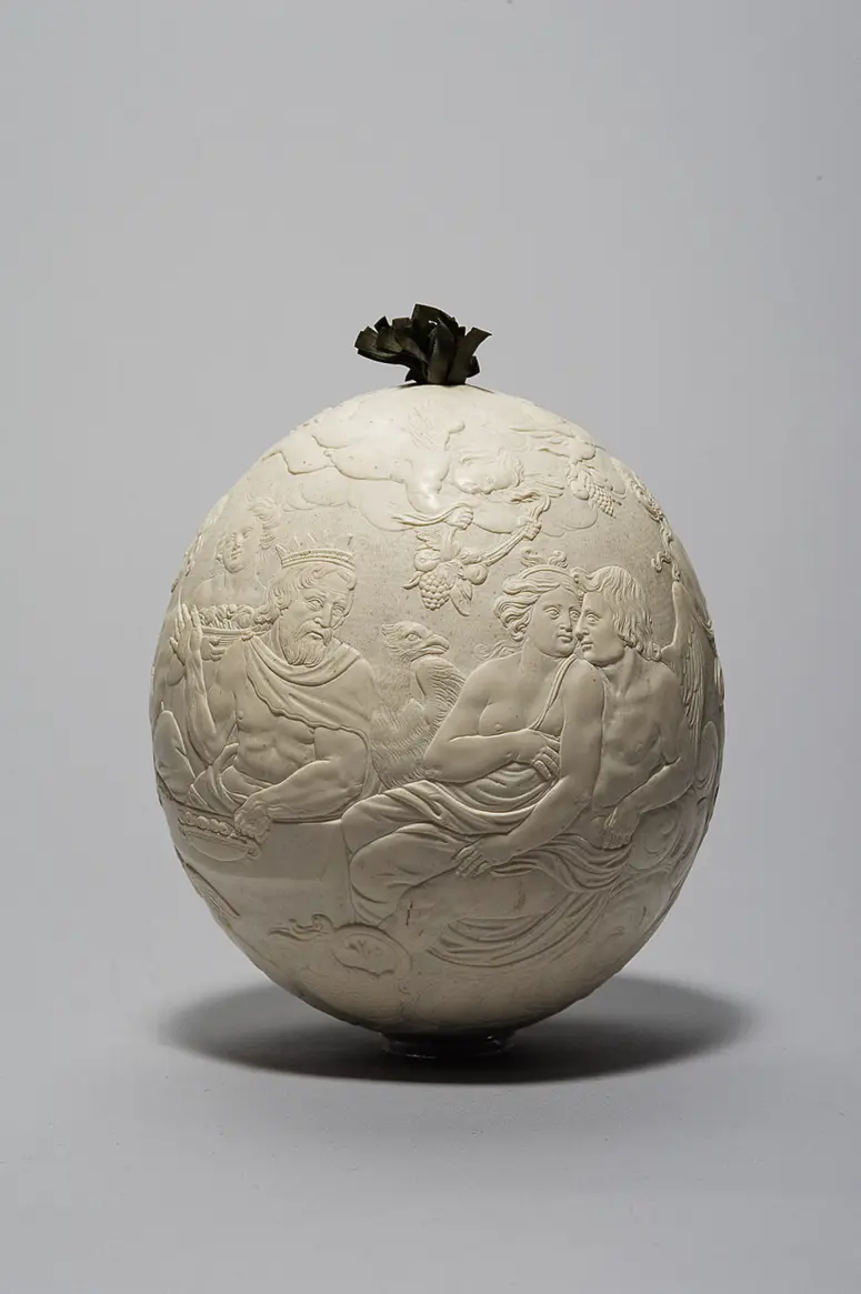 Straußenei mit Darstellung des Göttermahls