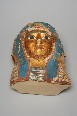 Mumienförmiger Sarg mit Mumie, Kartonage und vergoldeter Gesichtsmaske