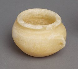 Kleiner Topf mit Schnurösenhenkeln