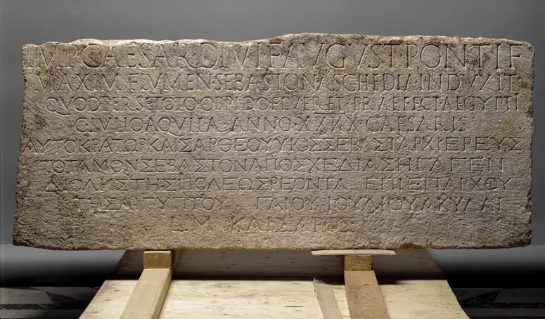 Zweisprachige Bauinschrift