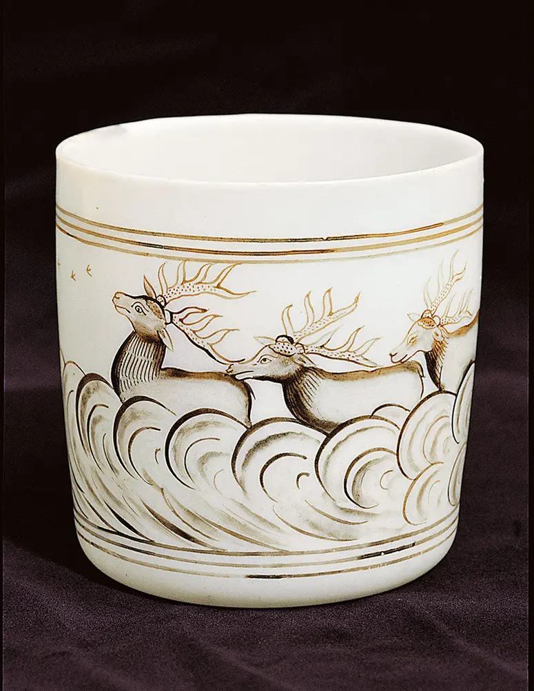 Beinglasbecher mit symbolischer Darstellung