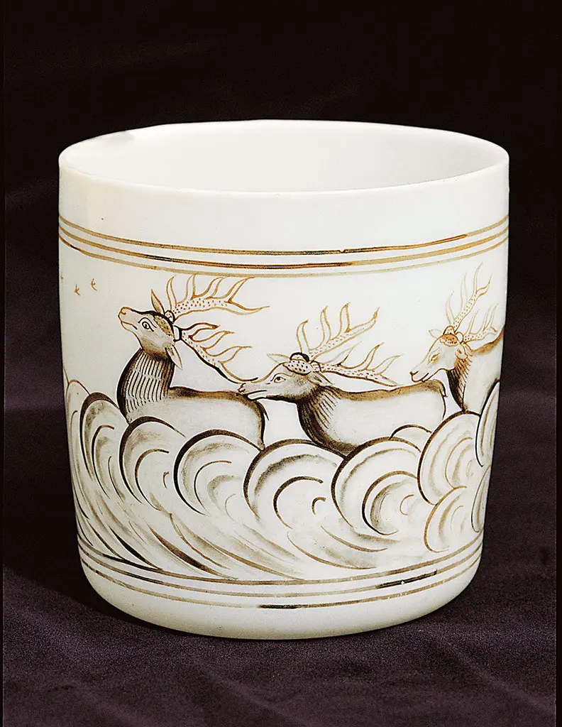 Beinglasbecher mit symbolischer Darstellung