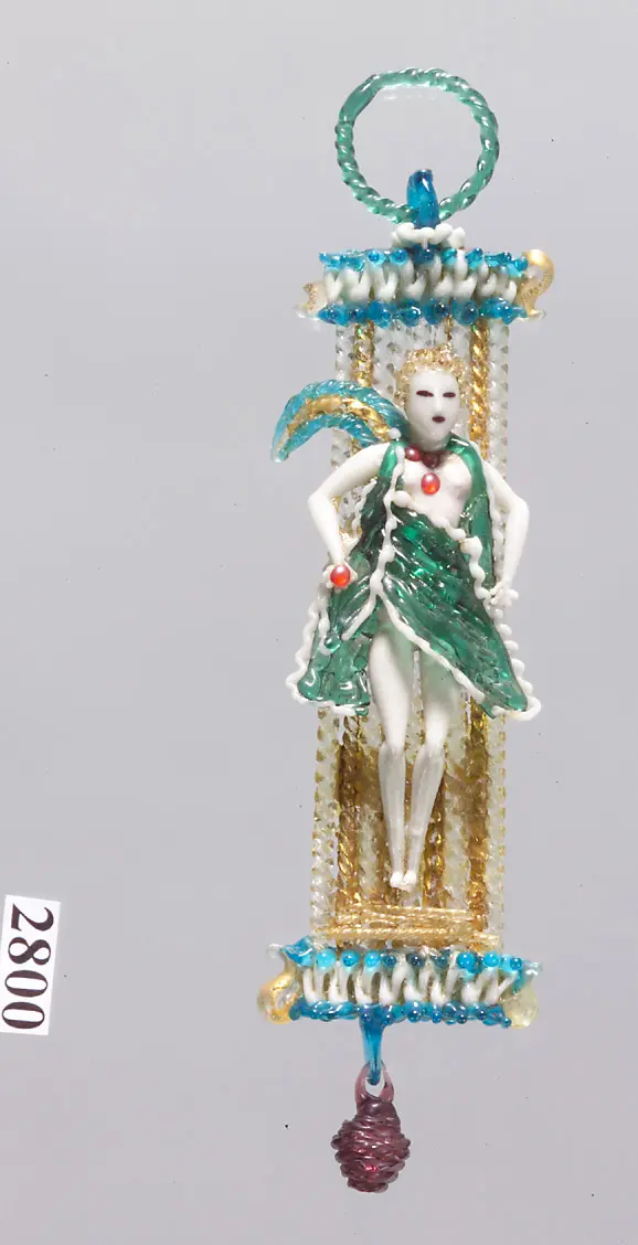 Anhänger mit geflügelter weiblicher Figur