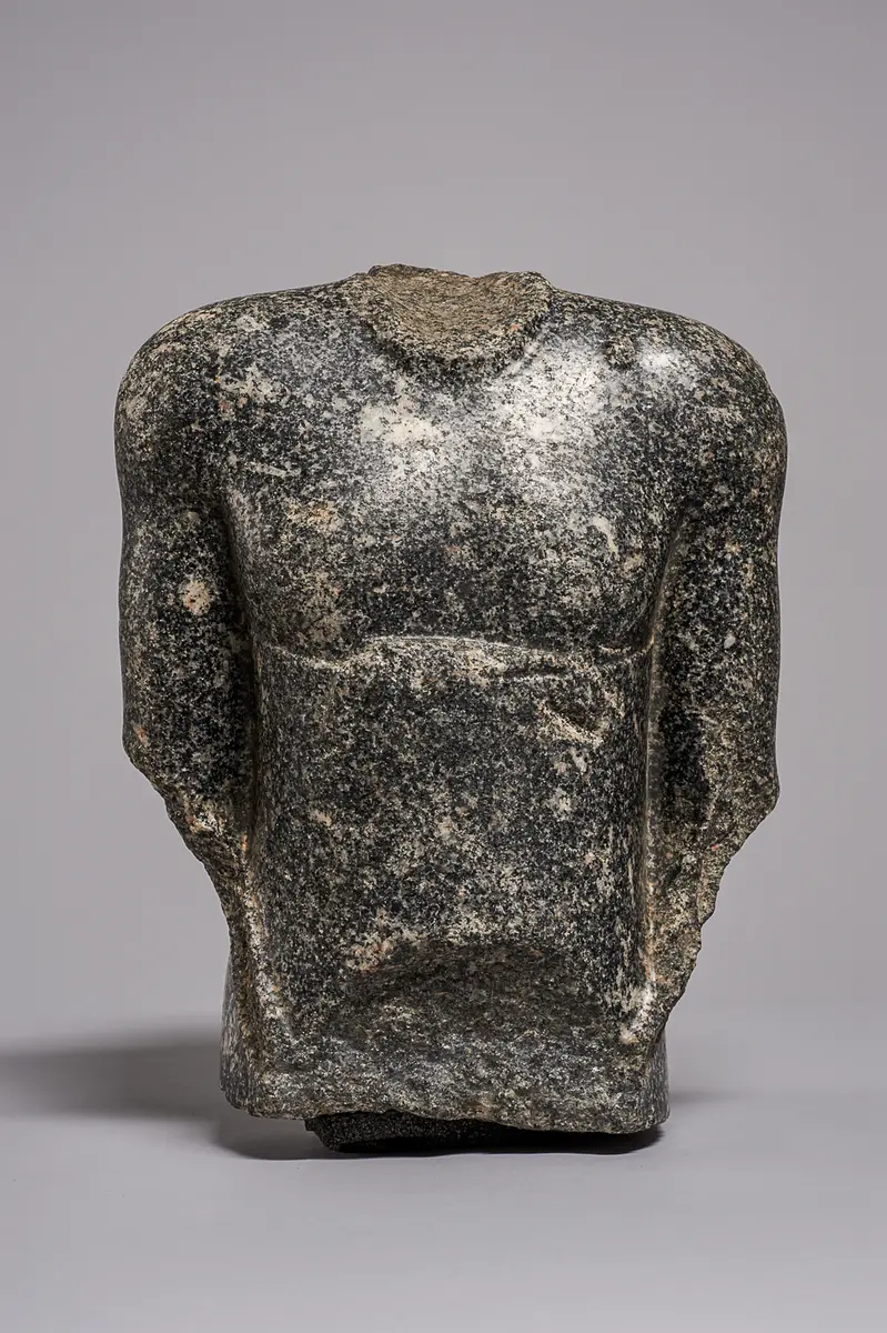 Torso einer stehenden (naophoren) Statue des Tsai-an-em-her-imu