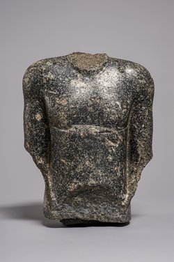 Torso einer stehenden (naophoren) Statue des Tsai-an-em-her-imu