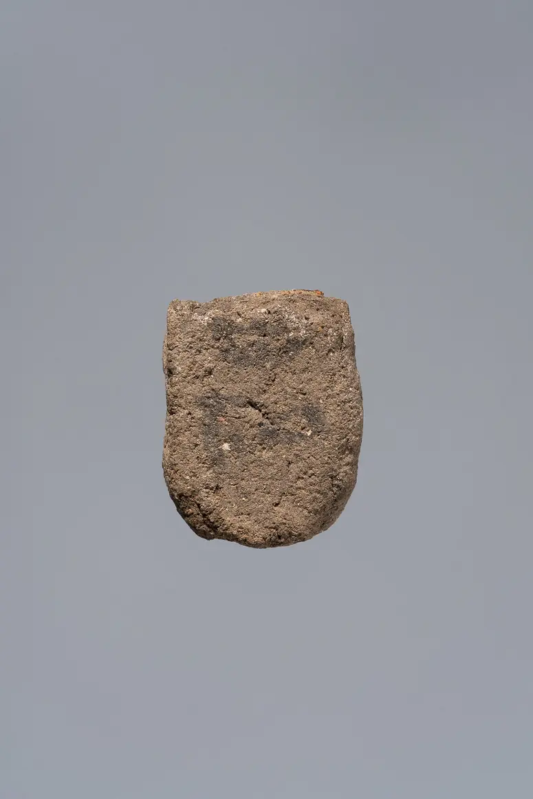 Fragmentierte Ächtungsfigur mit Aufschrift