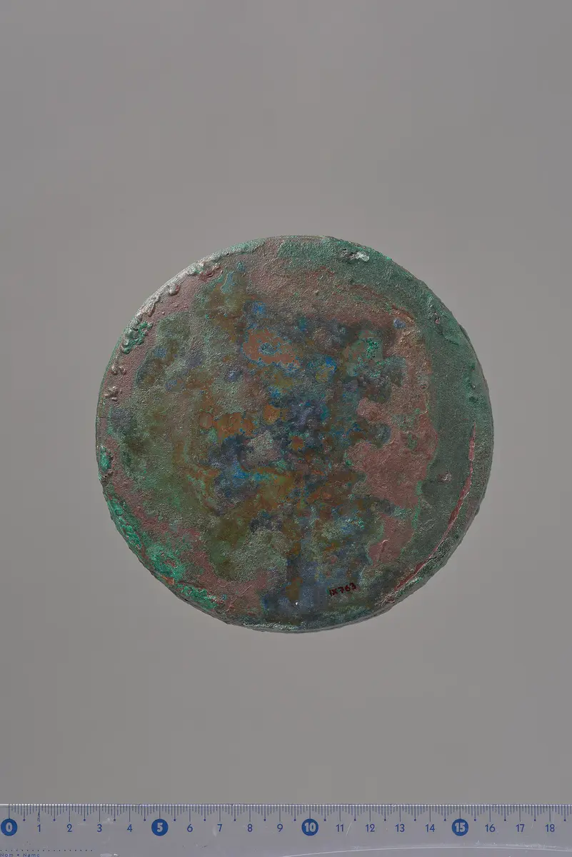 Teile eines Klappspiegels: Reliefapplik mit Aphrodite und Adonis, Deckel, Unterteil, Fragmente