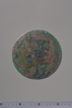 Teile eines Klappspiegels: Reliefapplik mit Aphrodite und Adonis, Deckel, Unterteil, Fragmente