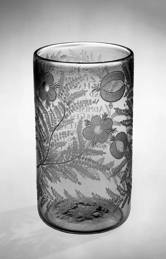 Hoher zylindrischer Becher mit Barockblumen und Widmung an Quedlinburger Bürger