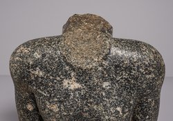 Torso einer stehenden (naophoren) Statue des Tsai-an-em-her-imu