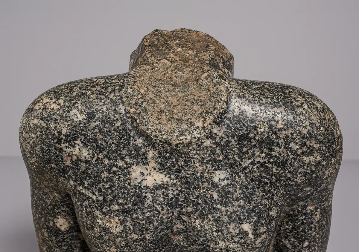 Torso einer stehenden (naophoren) Statue des Tsai-an-em-her-imu