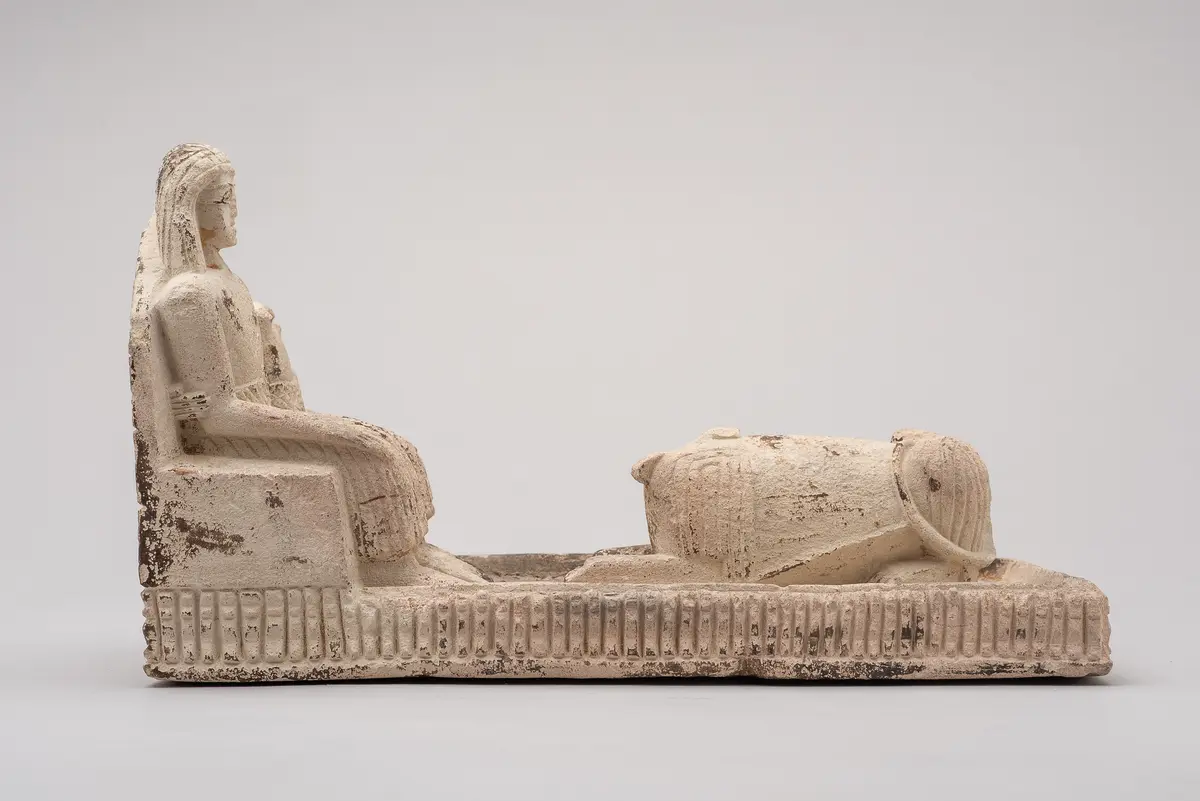 Figurengruppe: Zwei Männer vor einem Sphinx sitzend