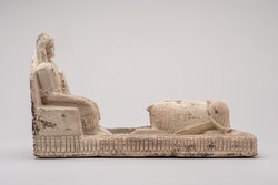 Figurengruppe: Zwei Männer vor einem Sphinx sitzend