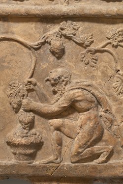 Aufsatzplatte: Zwei Satyrn bei der Weinlese