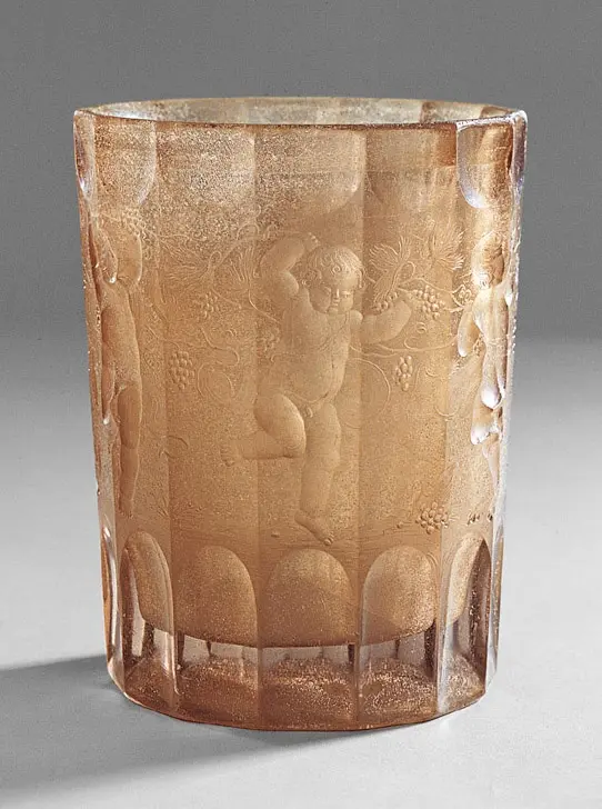 Becher mit tanzenden Putten und Weinranken