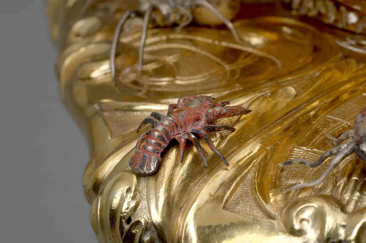 Deckelpokal aus Rhinozeroshorn mit Warzenschweinhauern