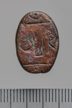 Kauroidförmiges Amulett mit Durchbohrung
