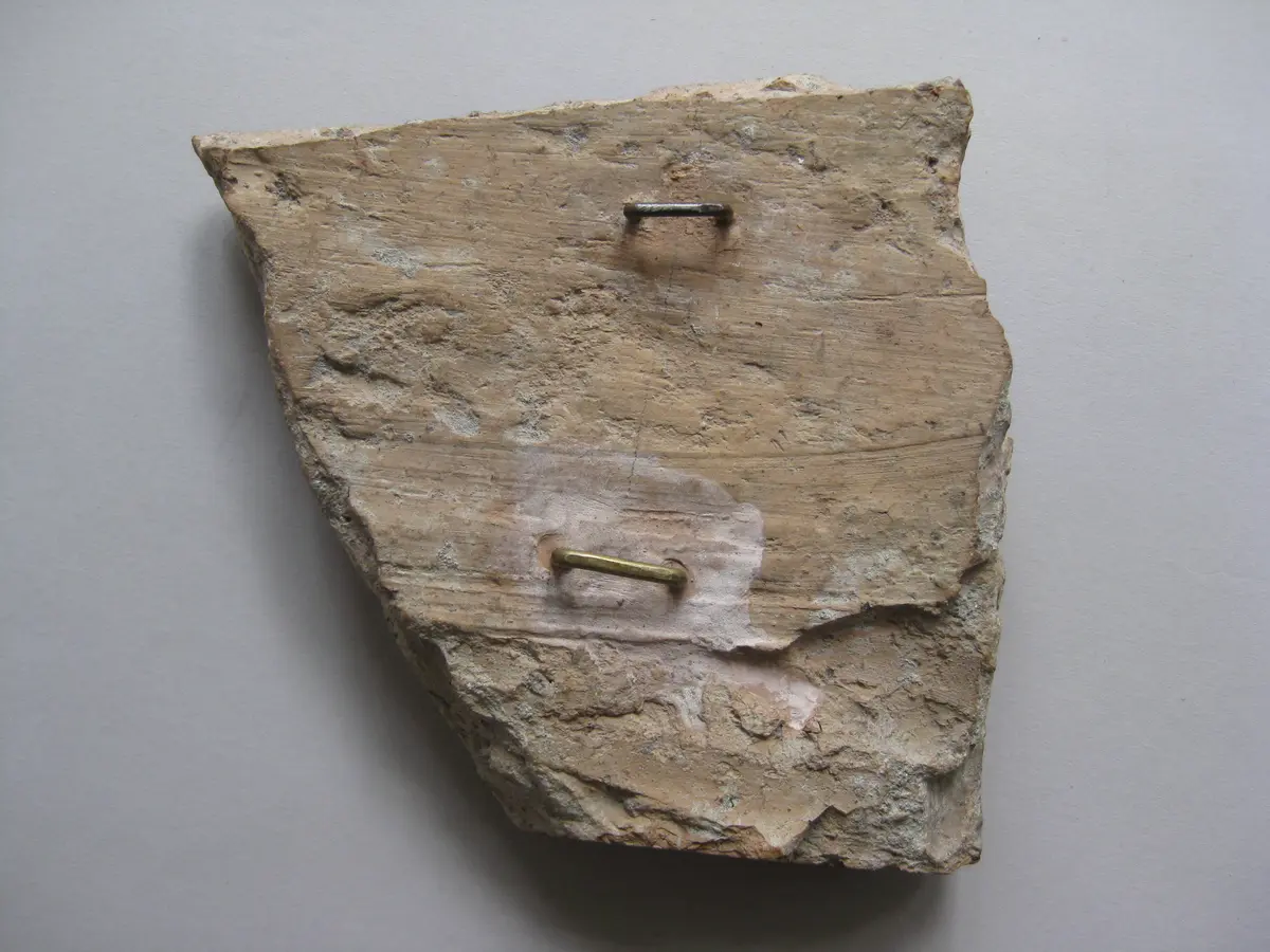 Fragment aus der Mitte einer Sima: Besfigur zwischen ruhenden Sphingen