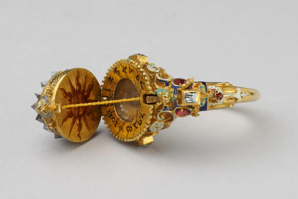 Ring mit Sonnenuhr in Gestalt eines Igels