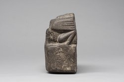 Vorderteil einer Statuenbasis mit Gefangenendarstellung