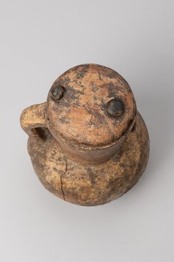 Henkelkrug mit Deckel aus dem Grab einer Frau