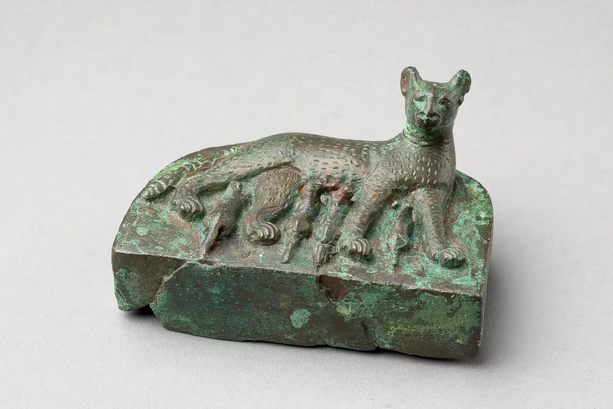Liegende Katze mit vier Jungen
