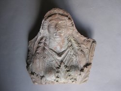 Fragment einer Firstkrönung: Weibliche Büste im Blattkelch
