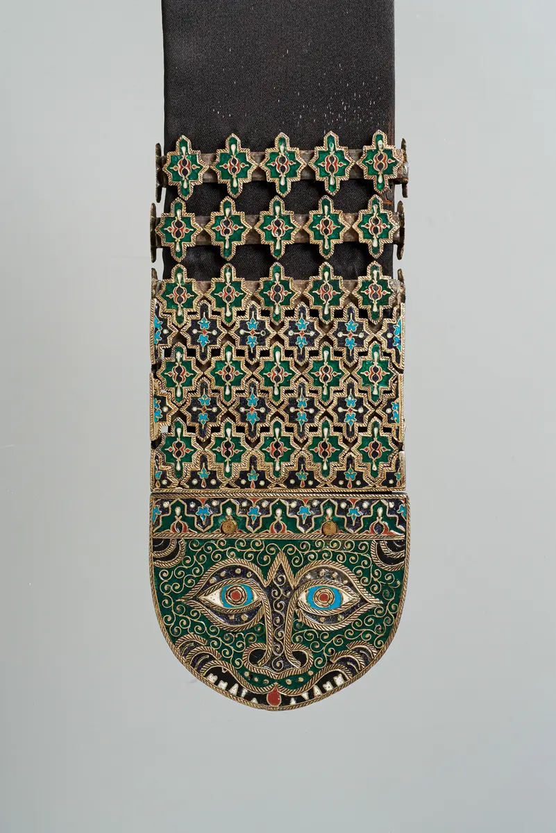 Vier Riemenzungen eines königlichen Pferdezeuges, so genannter Alhambra-Stil