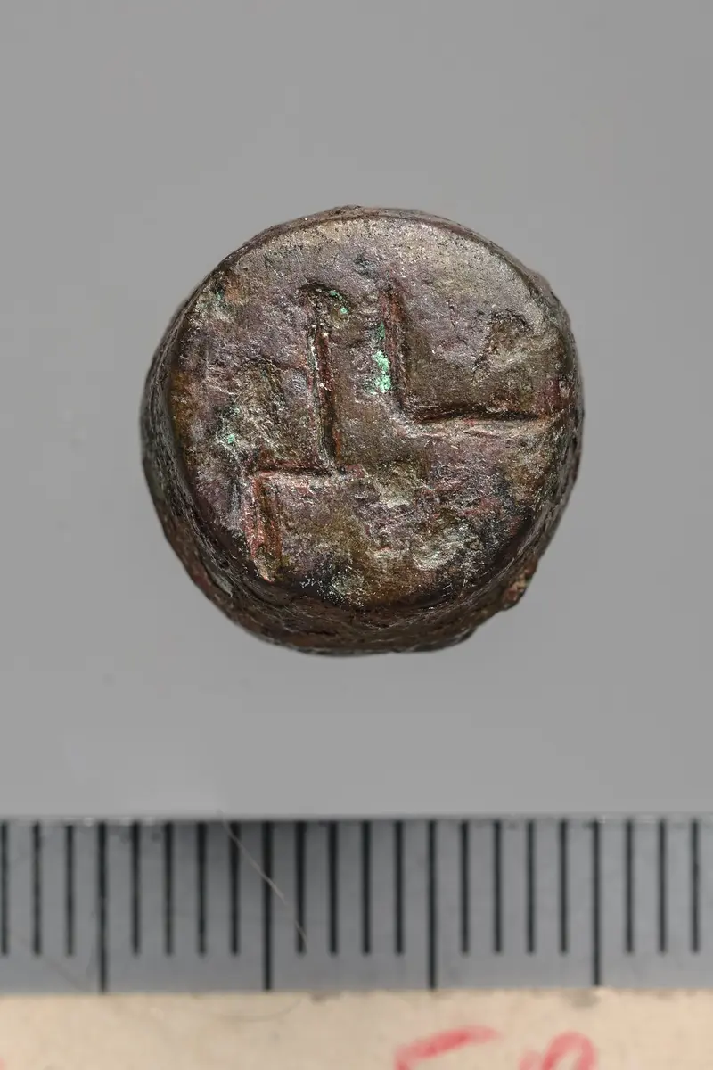 Kegelförmiges Objekt mit Inschrift