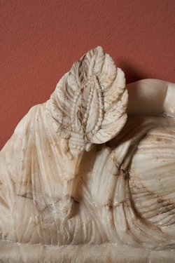 Deckel einer Aschenurne: Gelagerte Frau