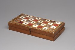 Spielbrett für Schach und den "Langen Puff" mit 20 Spielsteinen